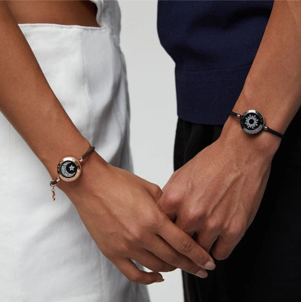 Upptäck Magin med Pararmband: Ett Sätt att Hålla Kärleken Levande på Avstånd